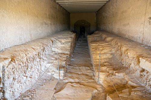 Foto Interior corridor of Dolmen de la Pastora, Valencina, Spain