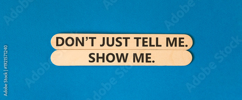 Fotografía Tell or show symbol