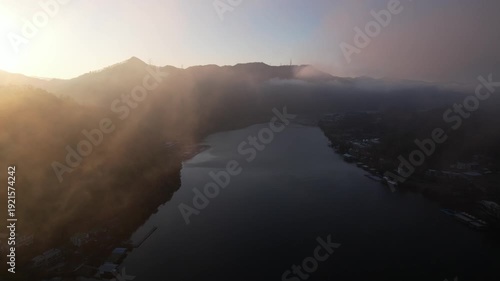 해 뜨는 아침 강가 풍경