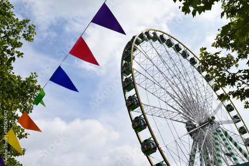 La grande roue et les drapeaux de la fête foraine