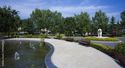 Obraz na plátně Contemporary Public Park with Pond and Landscape Design