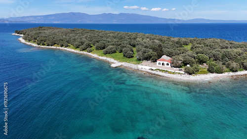 Fotografie The chapel of Agia Marina on Kikinthos island across Amaliapoli village, Greece