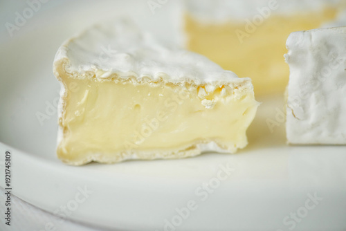 Foto A refined soft cheese with a liquid filling on a light background