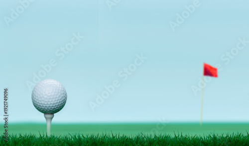 Golfball auf dem Golfplatz im Hintergrund eine Fahne