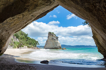 Poster Cathedral Cove Rotsboog en azuurblauwe zee Coromandel  © jmubalde