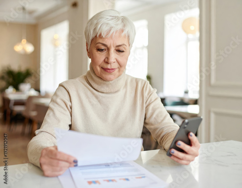 Donna  professionale che legge documenti cartacei e usa lo smartphone in un ufficio. Generative AI