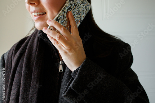 Valokuva Young woman brunette making a call using the smartphone close up port