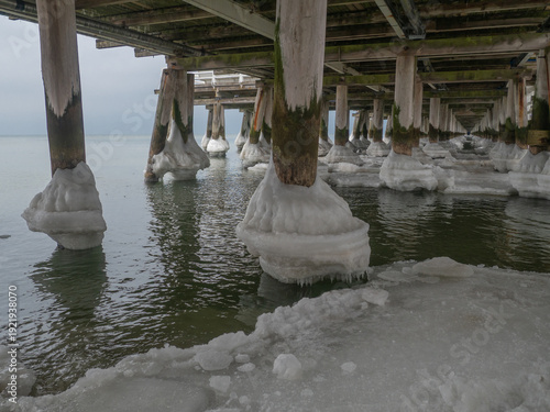 Zamarznięte molo w Sopocie. Drewniane pale.