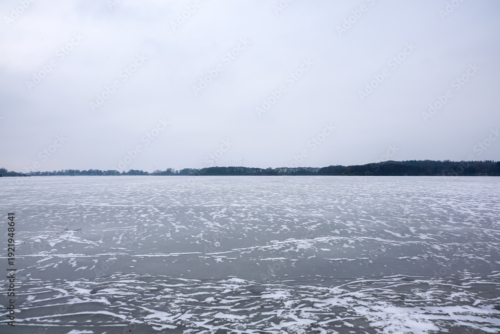 Obraz premium Frozen lake surface creating abstract winter nature patterns