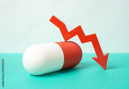 Konstfotografi Medicinal capsule and red arrow pointing down