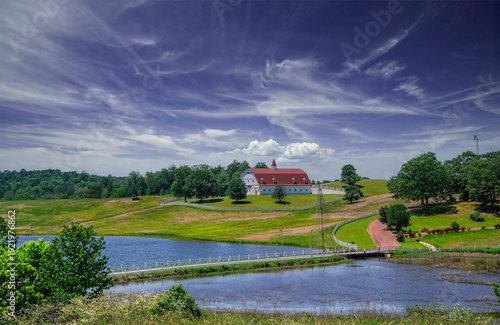 Φωτογραφία A red barn sits near a lake in Birmingham Alabama