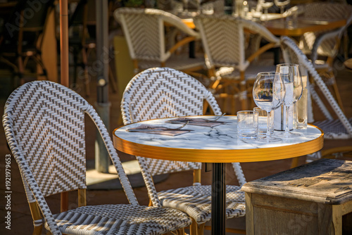 Photos Al fresco tables waiting for customers at an outdoor restaurant in the Haut de C