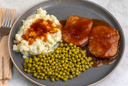 Φωτογραφία salisbury steak  with mashed poatoes  and peas
