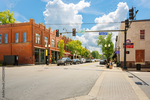 Fotografía Picturesque well-preserved buildings with shops and cafes along the Main Street historic downtown district of the charming Southern city of Franklin, Tennessee