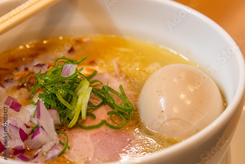Foto Japanese ramen with chicken broth.