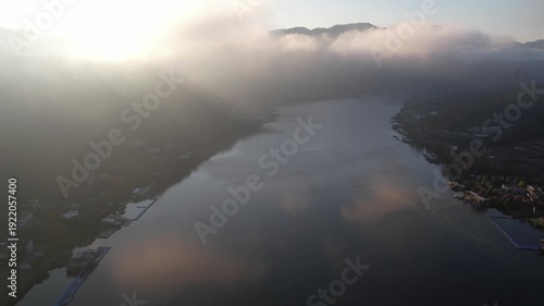 해 뜨는 아침 강가 풍경