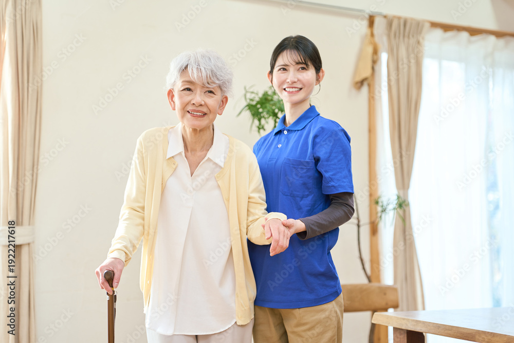 Fototapeta premium 訪問介護で歩行介助をするアジア人介護士