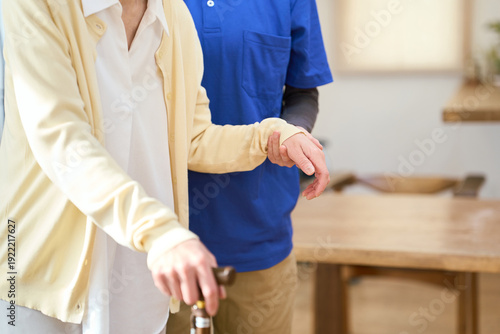 Canvas Print 訪問介護で歩行介助をするアジア人介護士
