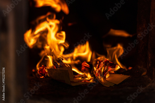 Foto The moment the paper money burned fiercely inside the incense burner