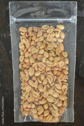 A savory and delicious fried peanut snack. Topped with fried garlic, it's even more delicious.
