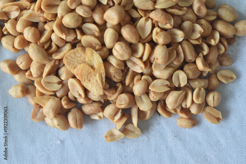 A savory and delicious fried peanut snack. Topped with fried garlic, it's even more delicious.