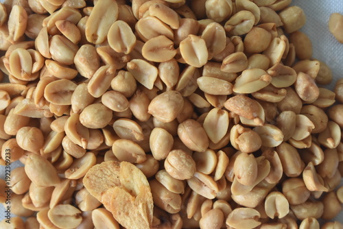 A savory and delicious fried peanut snack. Topped with fried garlic, it's even more delicious.