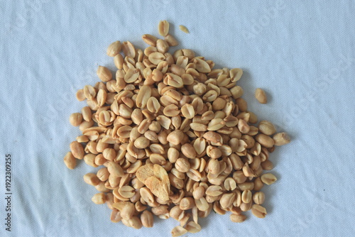 A savory and delicious fried peanut snack. Topped with fried garlic, it's even more delicious.