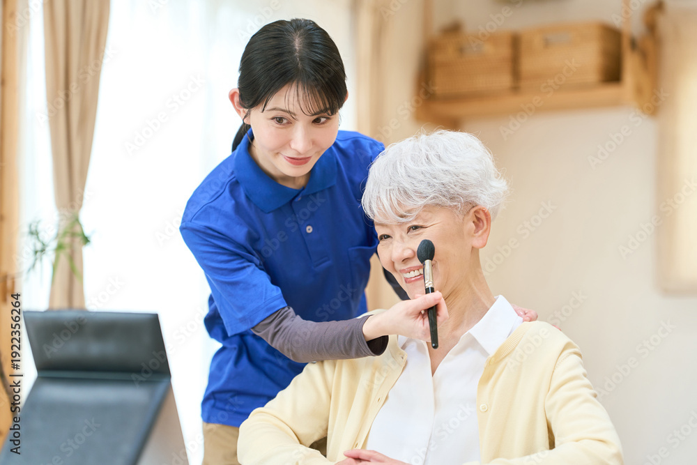 Obraz premium 訪問介護でシニアの身だしなみを整える介護士