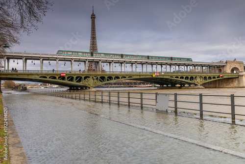Canvas Print Le Pont de Bir-Hakeim avec son métro à paris