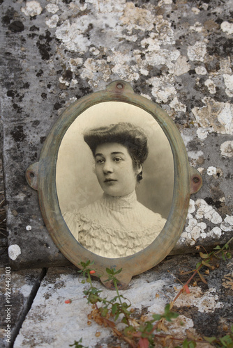 DETTAGLIO DI FOTOGRAFIA ANTICA SU TOMBA