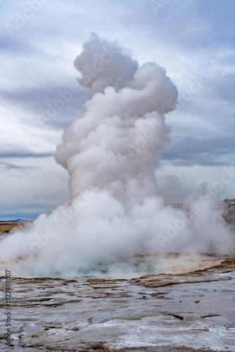 Quadro su tela eruption of a geyser in the morning in Iceland