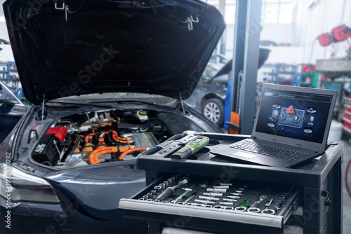 Foto Checking the battery pack of an electric car at a service center.