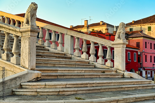 Tableau sur toile Lion statues on the bridge of Vico, in Chioggia, Italy