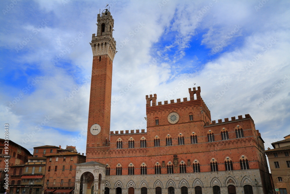 Fototapeta premium Panorama of Piazza del Campo in Siena, Tuscany, Italy