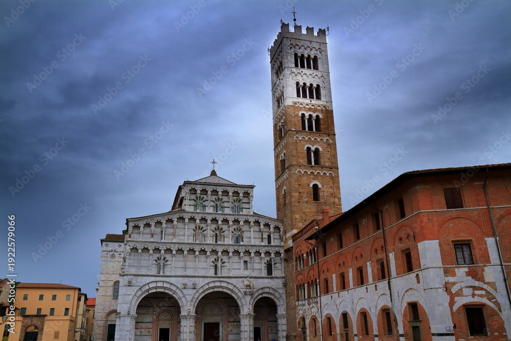 Obraz premium Piazza San Martino square with Lucca Cathedral, Tuscany, Italy