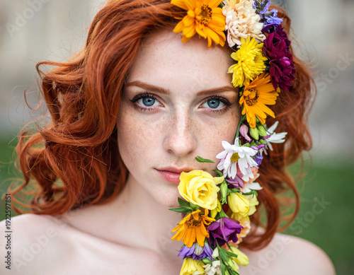 modella fiori bellezza ritratto 