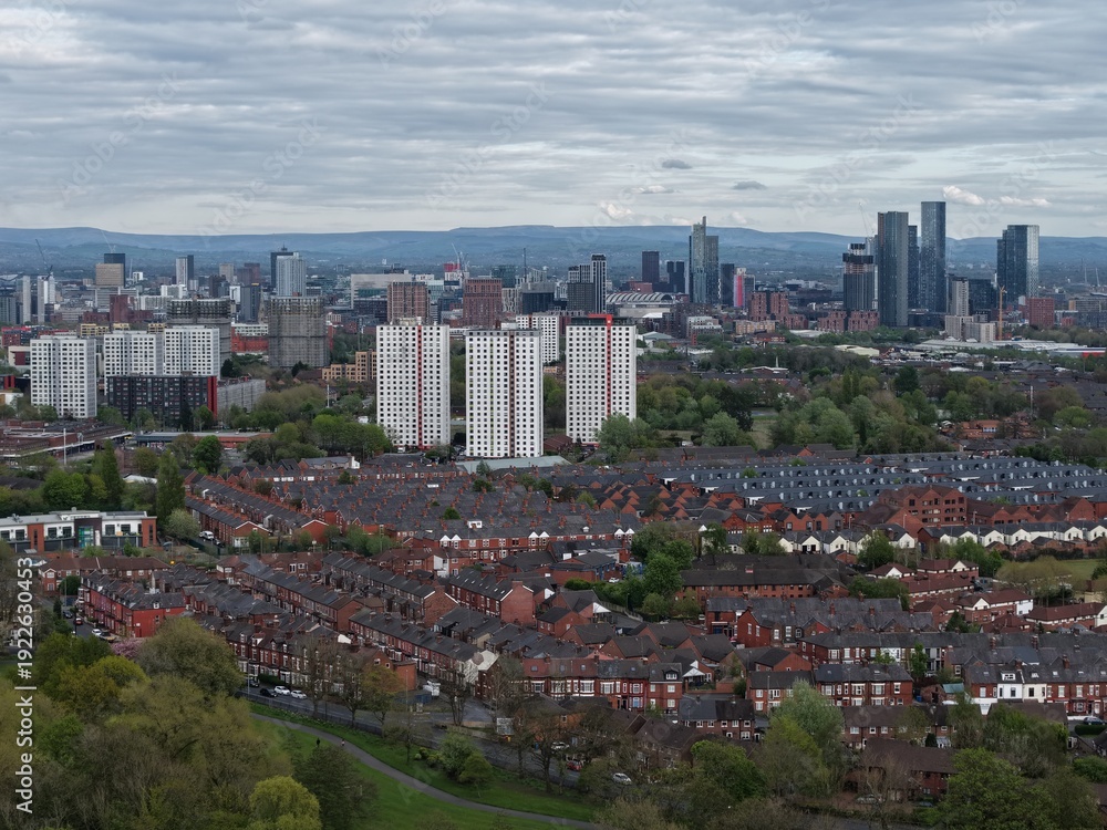 Naklejka premium Skyline view of a cityscape showcasing residential areas and modern buildings on a cloudy day