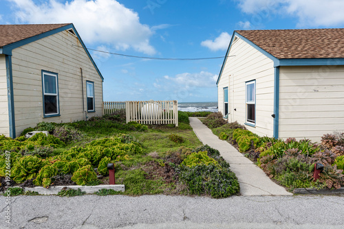 Obraz na plátně Path leading to the ocean between coastal cottages in Pescadero, California
