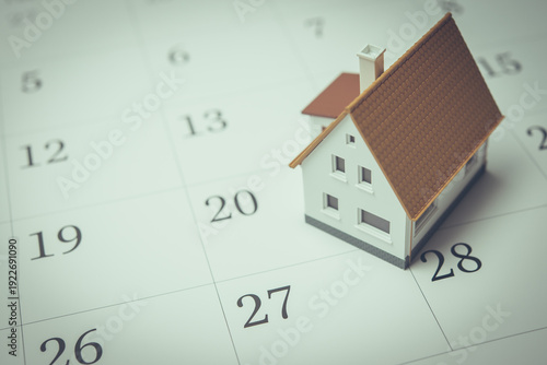 Foto House on blank white calendar background copy space