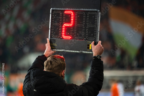 Foto Technical referee shows 2 minutes added time during the football match