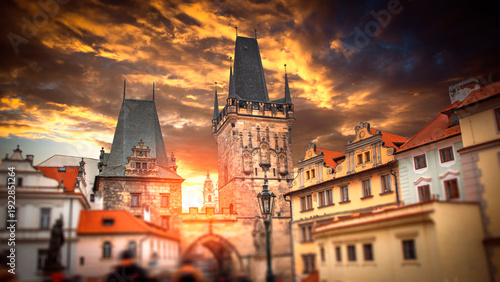 Foto Charles Bridge and Lesser Town Bridge Towers in Prague at dramatic sunset