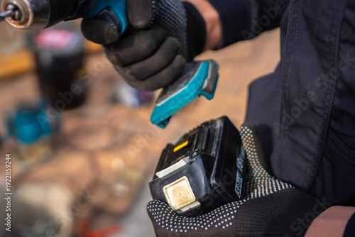 Canvas-taulu Attaching Battery To Drill