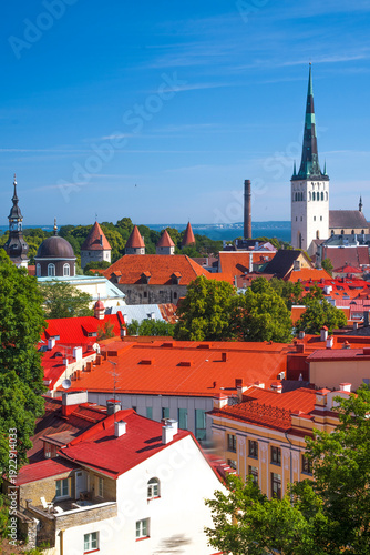 Konstfotografi St. Olaf's Church and red roofs of Tallinn Old Town, Estonia