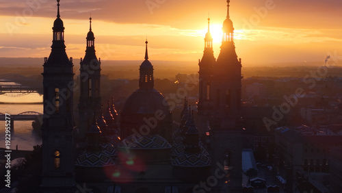 Foto Aerial View Capturing Sunset Glow Illuminating Cathedral Domes And Tranquil River Reflections