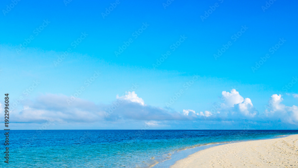Obraz premium Beautiful sky and blue sea