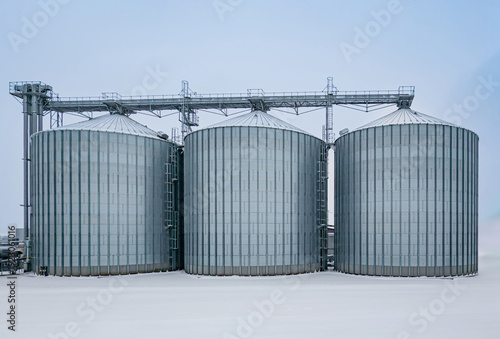 Landwirtschaft im Winter, tiefverschneite, hohe Getreidesilos einer landwirtschaftlichen Genossenschaft.