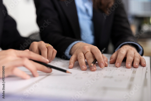 Εκτύπωση καμβά Professional individuals review floor plan sheets, editing requirements and ensuring accuracy for new building project