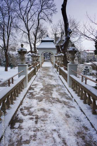 Park w miejscowości Iłowa w Polsce. Krużganek stanowiący element architektoniczny w ogrodzie japońskim.