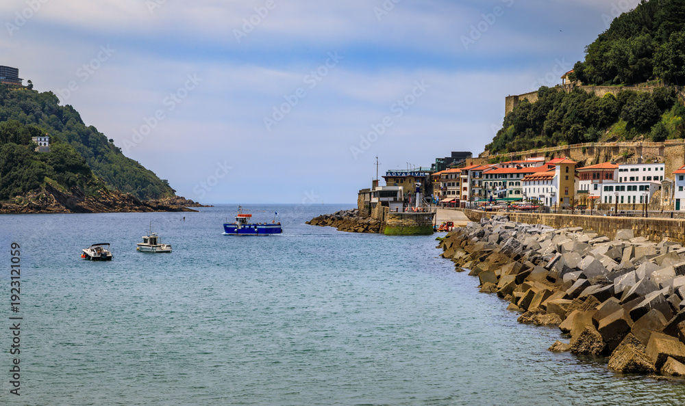 Fototapeta premium Boats on La Concha bay, beach and waterfront hotels in San Sebastian, Spain
