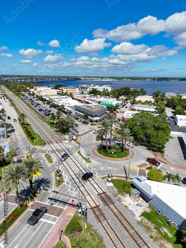 Φωτογραφία Roundabout at the edge of historic downtown Stuart with railroad tracks in Martin County, Florida